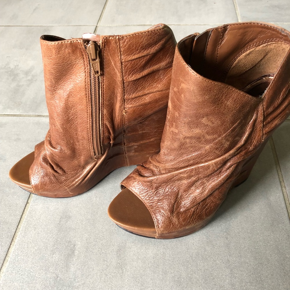 Carlos by Carlos Santana Camino Wedge Booties 6.5